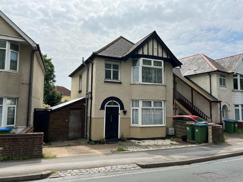 Lot: 38 - THREE-BEDROOM DETACHED HOUSE WITH OFF-ROAD PARKING - Three Bedroom Detached House for Sale Bitterne Southampton